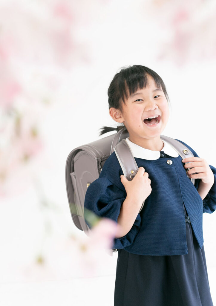 入学：おしゃれなニュアンスカラーのランドセルを背負って楽し気に笑う女の子