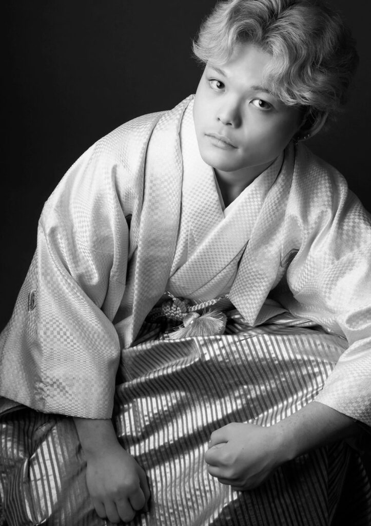 成人式：アートな雰囲気のヘアセットとポージングをした羽織袴を着用した男性