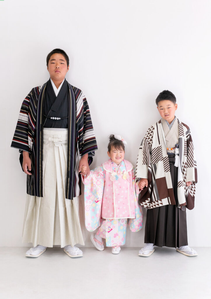 家族衣装：七五三の記念に、みんなで着物を着て手をつないだ兄妹