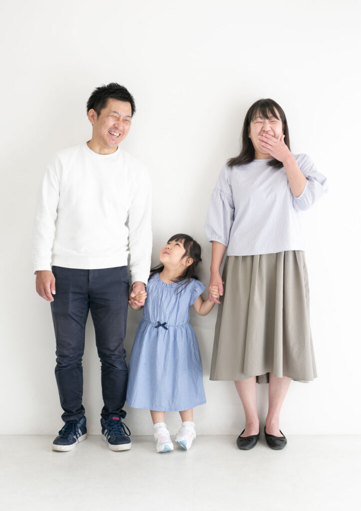 ファミリー：思わず漏れる笑みを隠せない両親とそれを嬉しそうに見つめる女の子