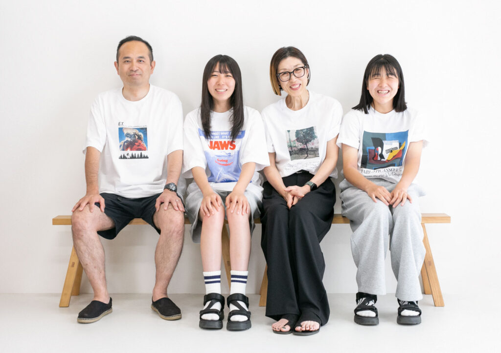 ファミリー：統一感のあるトップスを着た四人家族