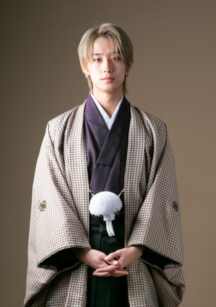 成人式：茶系統の着物を着て、クールに微笑む金髪の男性