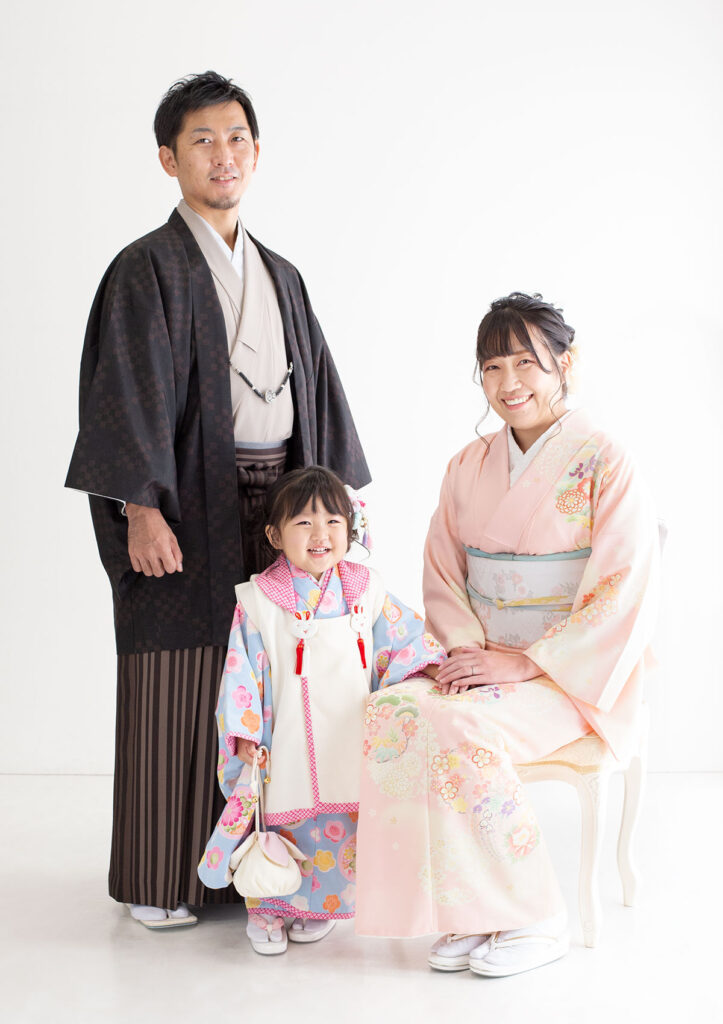 家族衣装：七五三のお祝いに両親も着物を着て、微笑んでいる家族