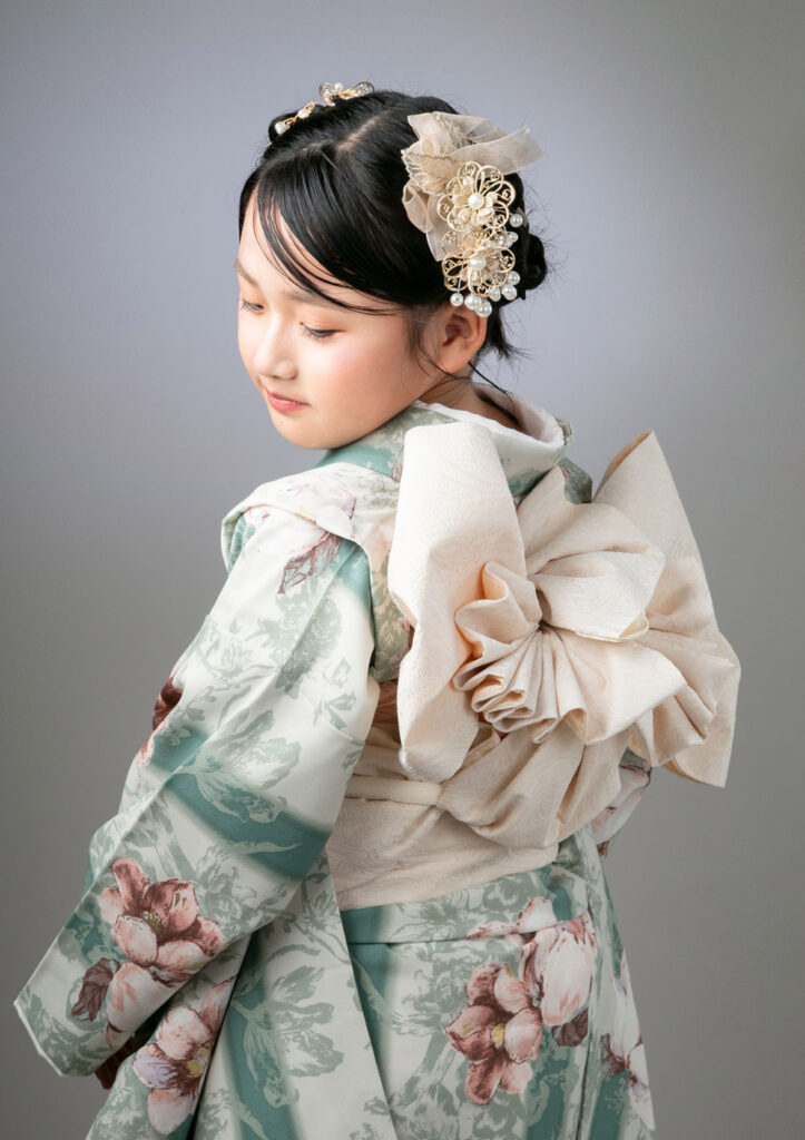 ハーフ成人：芸術的な手結び帯に目を惹く、美しい着物を着た10才の女の子