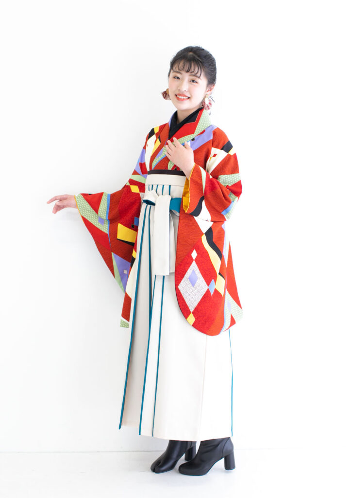 卒業袴：レトロモダンな卒業袴を着用した女性