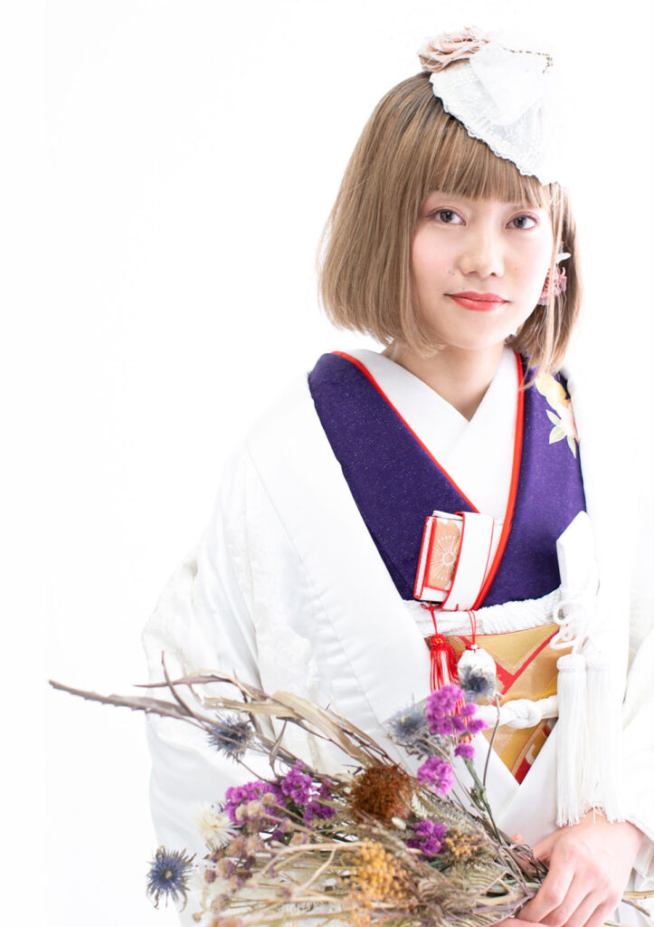 ウェディング：引振袖に白無垢をまとった新婦