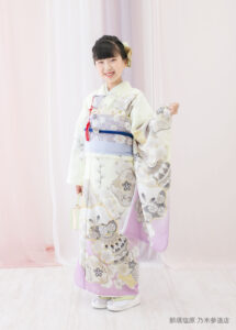 10歳ハーフ成人着物：白とピンクのグラデーションの着物は古典的な美しさ。