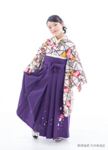 10歳着物：モダンなステンドグラス柄の着物と紫の袴を着た10才の女の子。