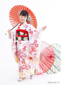 10歳着物：白い古典柄の着物を着た10才の女の子。