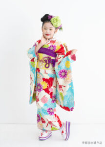 10歳ハーフ成人着物：水色にカラフルな花たくさんの着物は華やか。