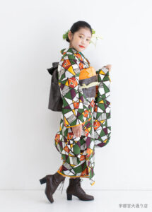 10歳着物：緑と白の幾何学柄の着物を着た10才の女の子。