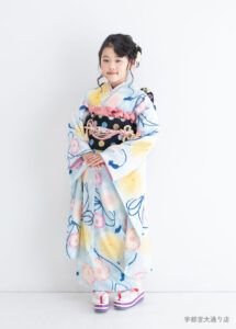 10歳ハーフ成人着物：水色に黄色い花が咲いた着物は人気ブランドポンポネットのもの。