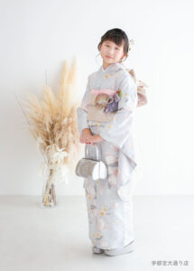 10歳着物：淡いグレーにチューリップ柄の着物を着た10才の女の子。