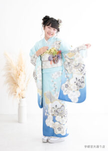 10歳着物：水色とブルーの古典柄の着物を着た10才の女の子。