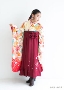 10歳着物：淡い黄色にエンジ色の袴を着た10才の女の子。