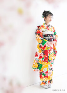 10歳着物：ビビットなイエローとグリーンの着物を着た10才の女の子。
