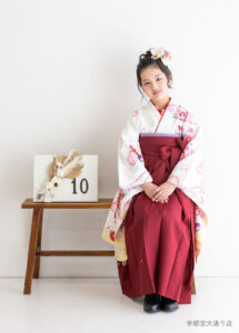 10歳着物：白い着物にエンジの袴を着た10才の女の子。