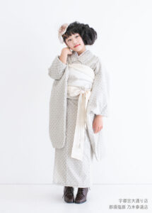 10歳着物：レース生地の洋風着物を着た10才の女の子。