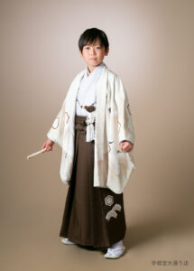 10歳ハーフ成人男の子着物：アイボリーの鶴の模様が上品な着物。