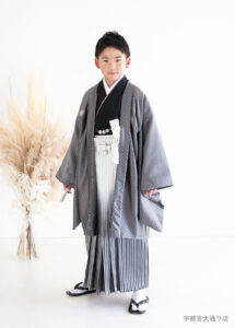 10歳着物：シルバーの高級感のある着物を着た10才の男の子。