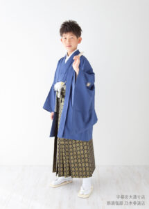 10歳着物：鮮やかなブルーの着物を着た10才の男の子。