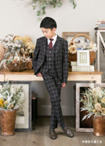 10歳スーツ：グレーの格子柄のオシャレなスーツを着た10才の男の子。