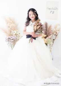 10歳ハーフ成人ドレス：衿の付いた白いドレスは大きな黒いリボンがポイント。