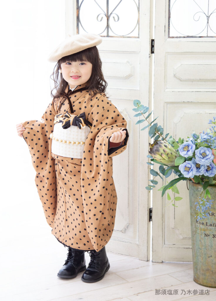 七五三３歳着物：ベージュにドット柄の大人っぽい着物にブーツを合わせた３才の女の子。