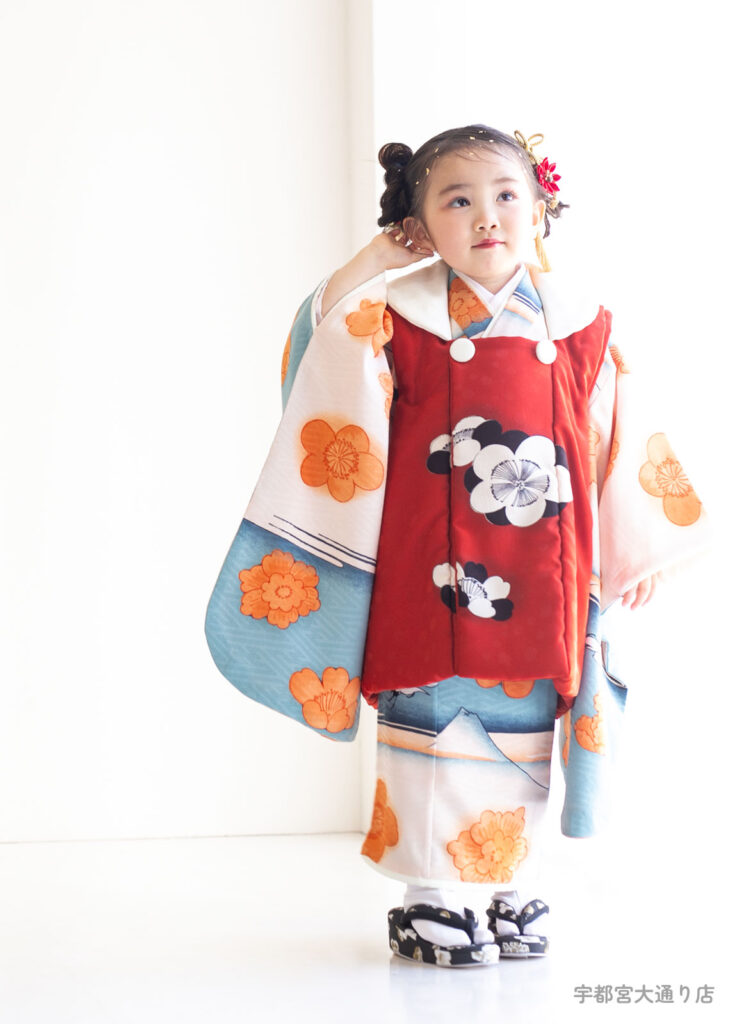 七五三３歳着物：モダンアンテナの最新作、富士山が描かれた個性的な着物を着た３才の女の子。
