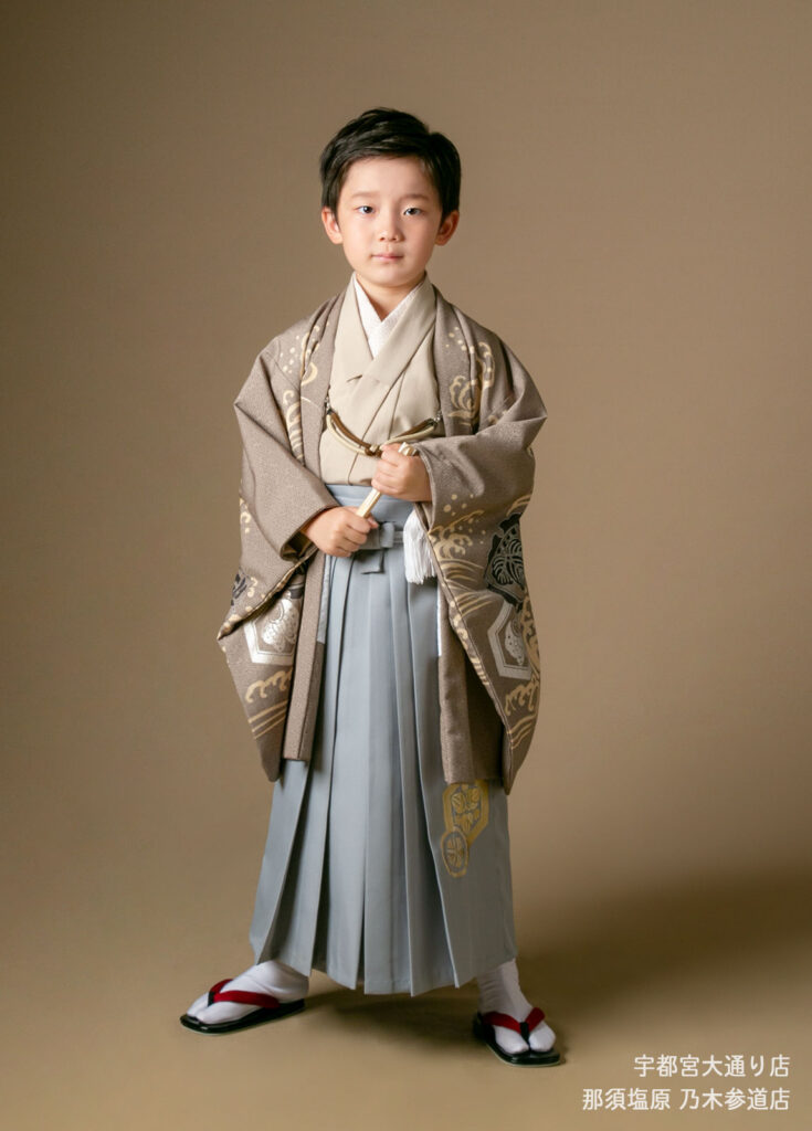 七五三５歳着物：鯉の柄の日本的なベージュの着物を着た５才の男の子。