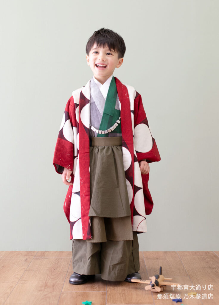 七五三５歳着物：赤と水玉柄の着物を着た笑顔の５才の男の子。