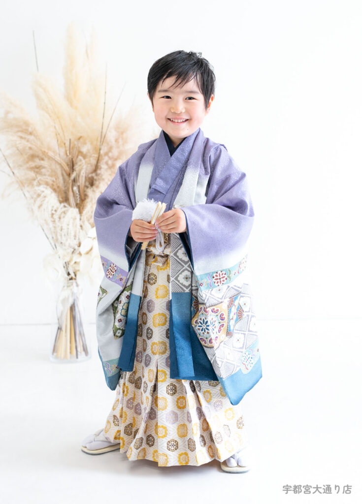 七五三５歳着物：藤色の上品な着物を着て扇子を持つ５才の男の子。