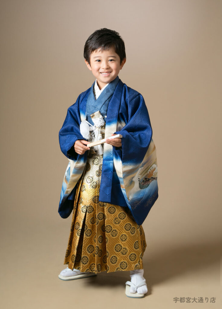 七五三５歳着物：葛飾北斎の浮世絵のような波が描かれている、人気の青い着物を着た５才の男の子。
