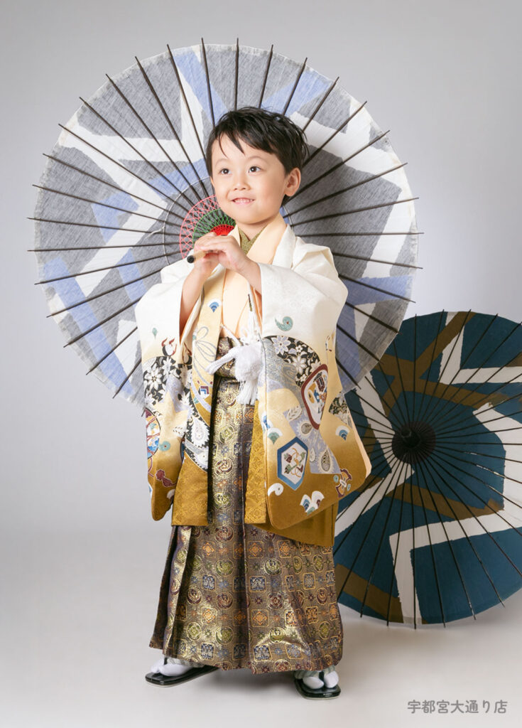 七五三５歳着物：白とゴールドの豪華なお殿様のような着物を着た５才の男の子。