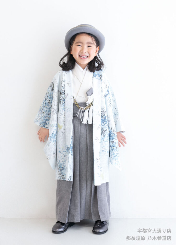 七五三５歳着物：花柄のトレンドの着物を着たロングヘア―の５才の男の子。