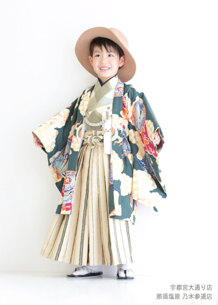 七五三５歳着物：渋いグリーンの着物に大き目のフェルト帽をかぶった５才の男の子。