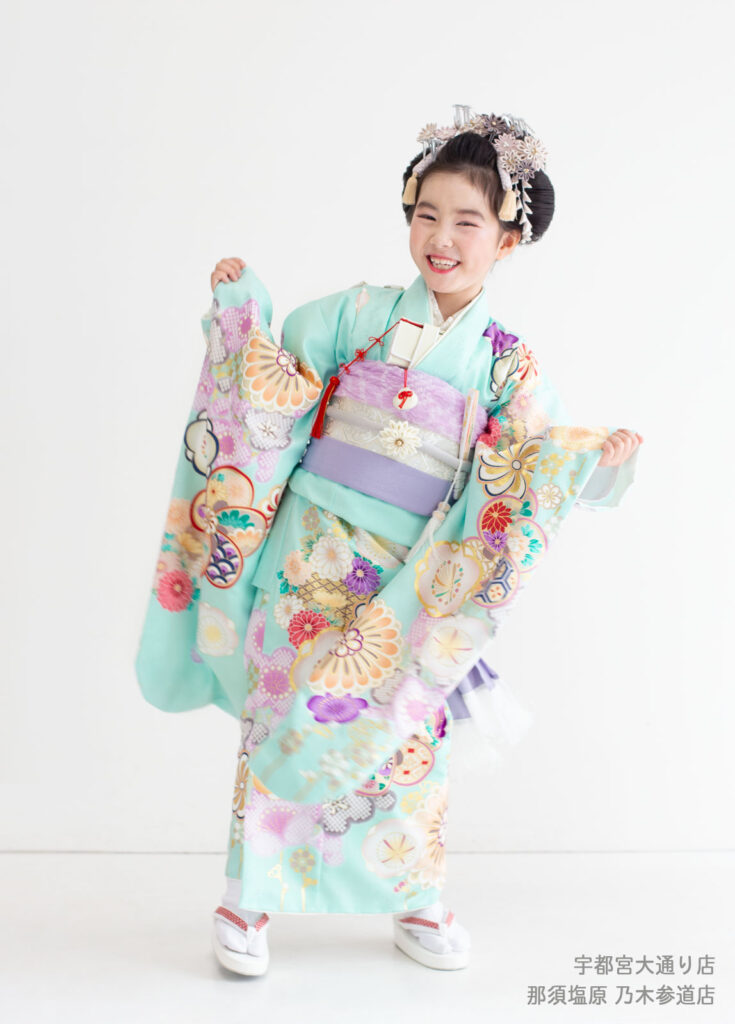 七五三７歳着物：水色の古典的な美しい着物を着た日本髪の７才の女の子。