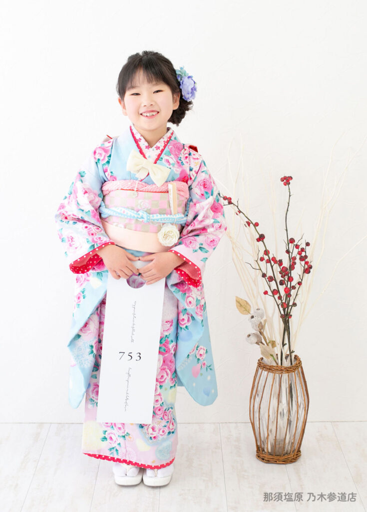 七五三７歳着物：水色のバラ柄の着物を着た7才の女の子。