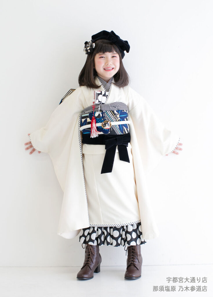 七五三７歳着物：真っ白な着物にドットのフリルがのぞくモダンでオシャレな着物を着た7歳の女の子。