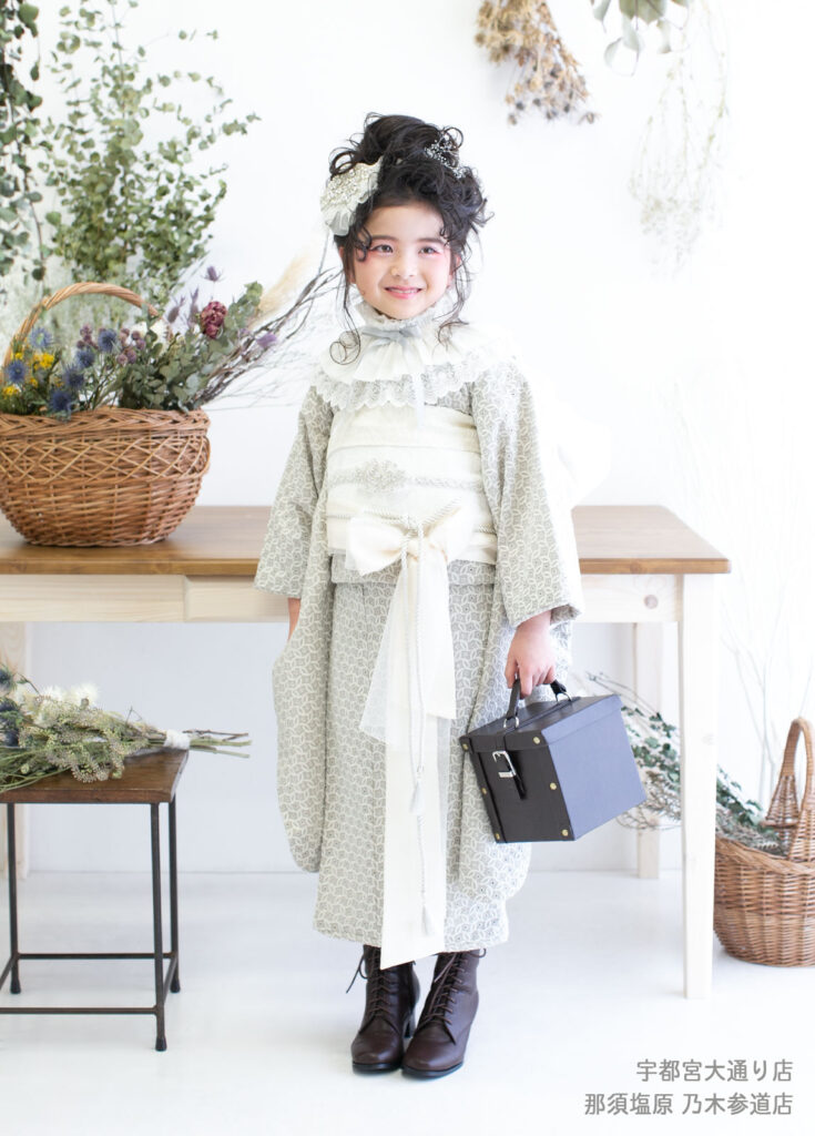 七五三７歳着物：レース生地のドレスのような着物を着た7歳の女の子。