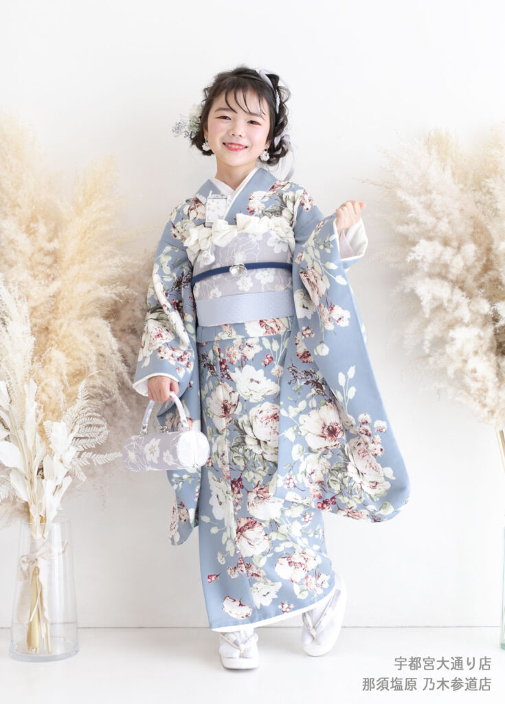 七五三７歳着物：くすみブルーのボタニカル柄の着物はシュガーケイのデザイン。髪に飾った沢山の花もカワイイ7歳の着物姿の女の子。