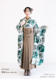 個性的な柄の振袖にブラウンの落ち着いた袴を組み合わせた新しい卒業袴のコーディネート