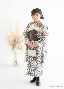 10歳着物：モダンな麻の葉柄の着物を着た10才の女の子。
