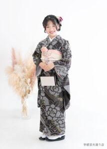 10歳着物：黒い絞り柄の着物を着た10才の女の子。