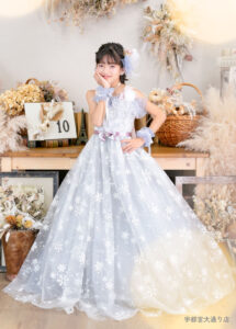 10歳ドレス：雪の結晶柄のレースのグレーのドレスを着た10才の女の子。