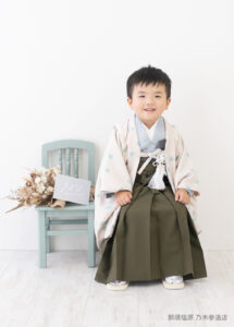 七五三３歳：ドット柄にカーキの袴を合わせた着物を着た3才の男の子。