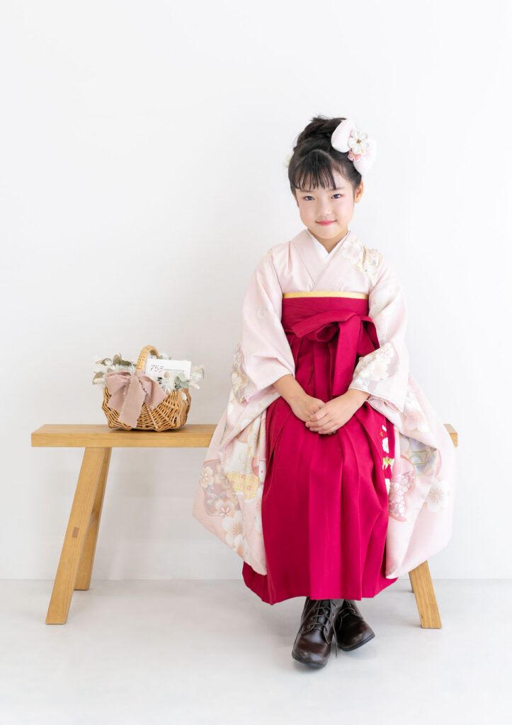 七五三：淡いピンクの着物に袴とブーツを合わせた7歳の女の子