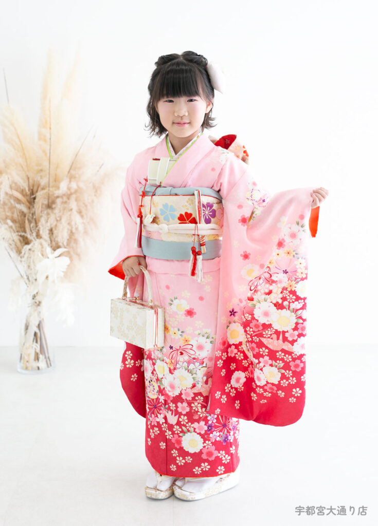 七五三７歳着物：ピンクのグラデーションの着物姿の7歳の女の子。