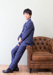 10歳スーツ：ブルーの格子柄のオシャレなスーツを着た10才の男の子。
