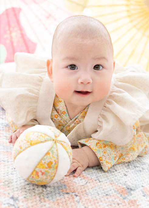 お節句：和傘や手毬と一緒に、ベビー着物を着てお節句のお祝いをする女の子の赤ちゃん
